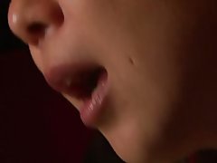 Hai cô gái và một chàng trai fuck trong khi những người khác xem