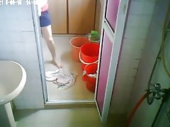 Trưởng thành uống một vòi sen