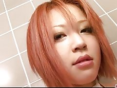 Chặt chẽ và busty redhead babe pussy mơn trớn trong phòng tắm