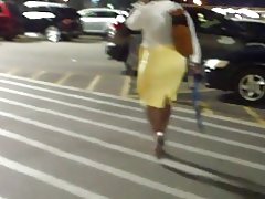 Hông rộng, váy màu vàng chặt chẽ milf...