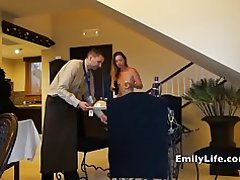 Cô gái nude mở cửa cho phòng dịch vụ