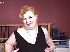 Granny nghiệp dư lớn với món đồ chơi yêu thích màu đen