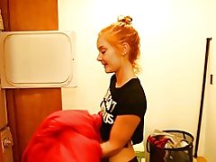 Thanh niên làm sạch vòi nước của bạn